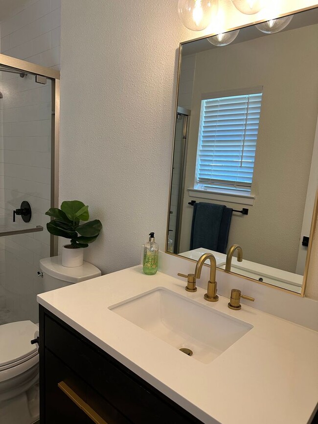 Building Photo - *** Near Domain * Stunning 4 Bedroom House * Fully Furnished * Designer Decorated * High End Luxu...