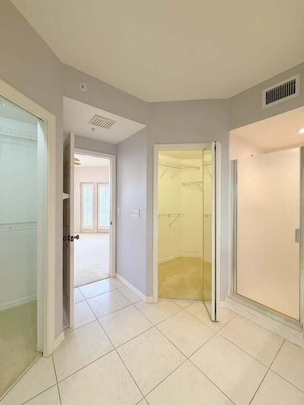 Building Photo - 1200 Country Club Dr