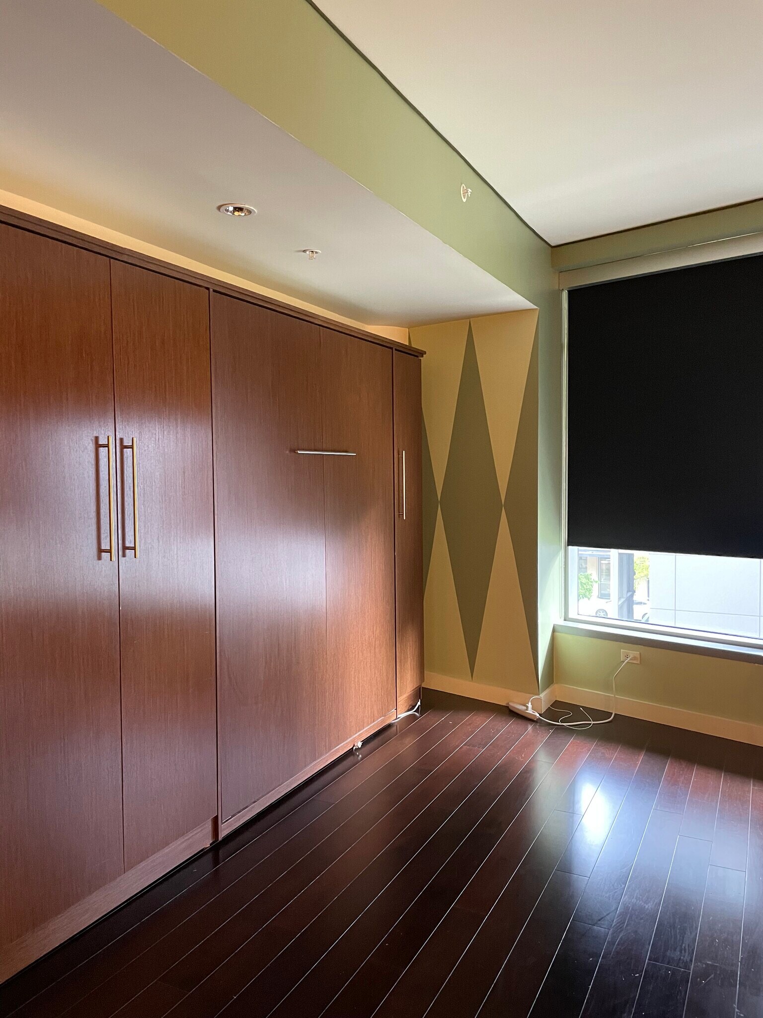 Two Queen sized Murphy beds - 3601 S River Pky