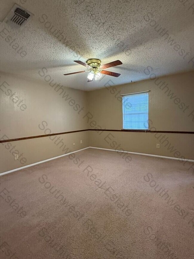 Building Photo - Spacious 3 bedrooms 2 bath family home