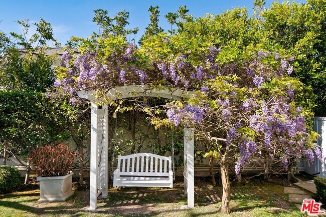 Building Photo - 360 Alma Real Dr