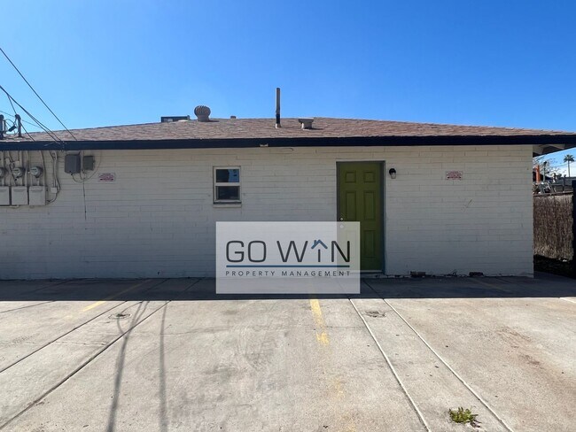 Building Photo - 825 N 10th Ave
