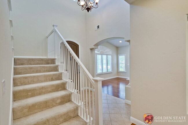 Building Photo - Mediterranean Elegance in the Heart of Cam...