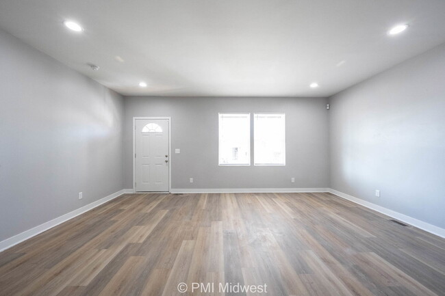 Building Photo - "Charming 3-Bed, 2-Bath Duplex Haven in He...