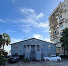 Building Photo - Riverside