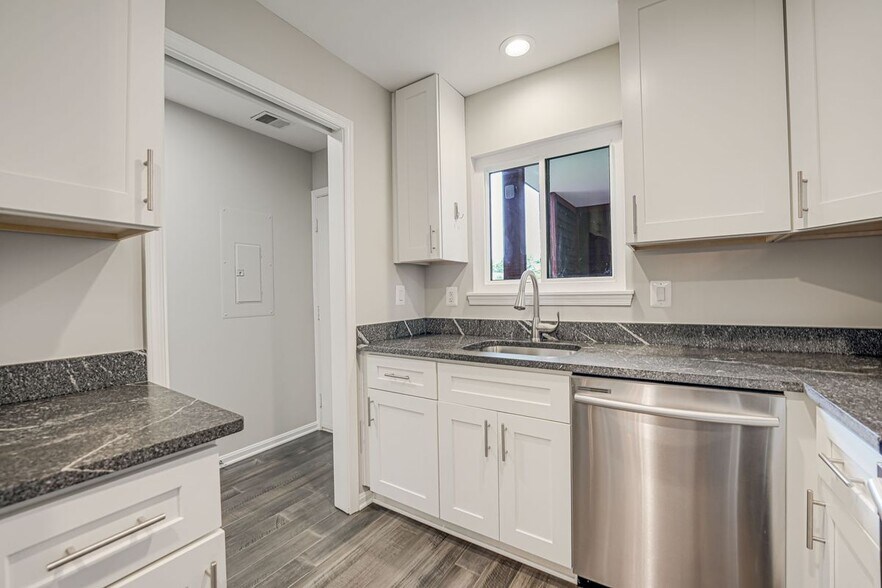 Building Photo - 2815 Lee Oaks Ct