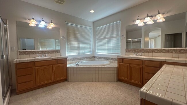 Building Photo - West Palmdale Home in Golf Course