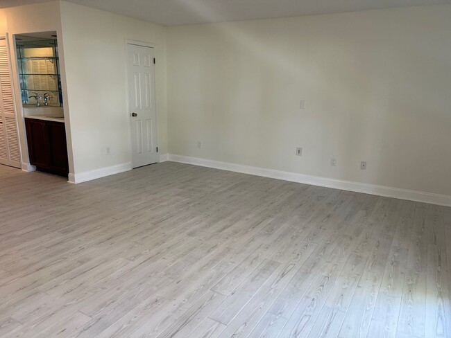 Building Photo - 3948 Meadowview Dr N