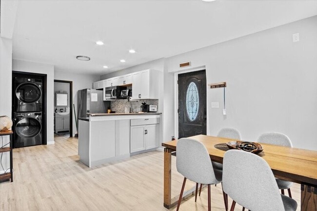 Building Photo - 1150 Country Club Dr