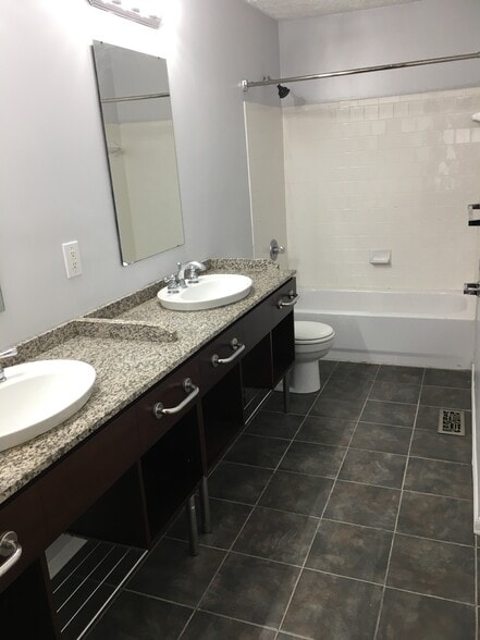 Building Photo - 10 IRONSTONE CT #K