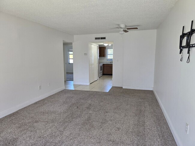 Building Photo - Prime Location, Amazing Price!