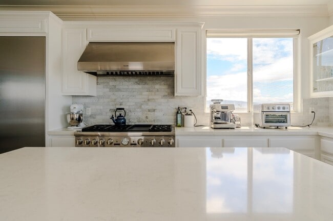 Building Photo - 300 19th St