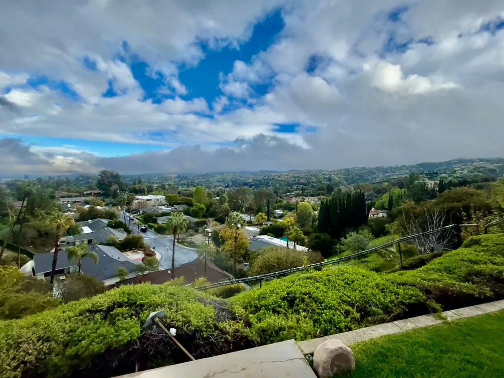 Building Photo - 16972 Oak View Dr