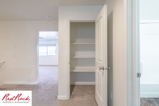 Building Photo - End Unit Fossil Hills Townhome with 3 Beds and 2.5 Baths