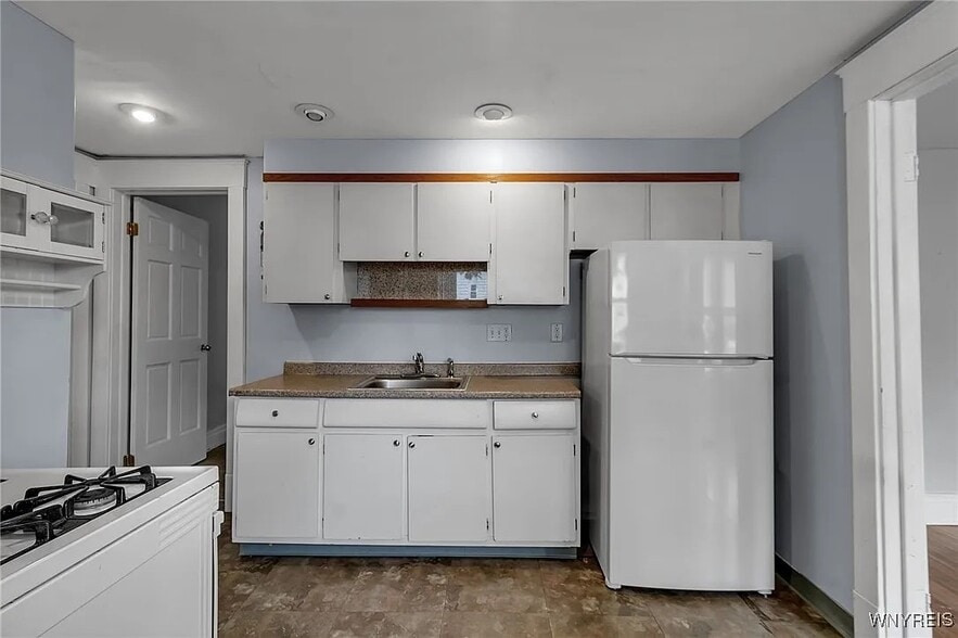 Kitchen - 90 Clover Pl