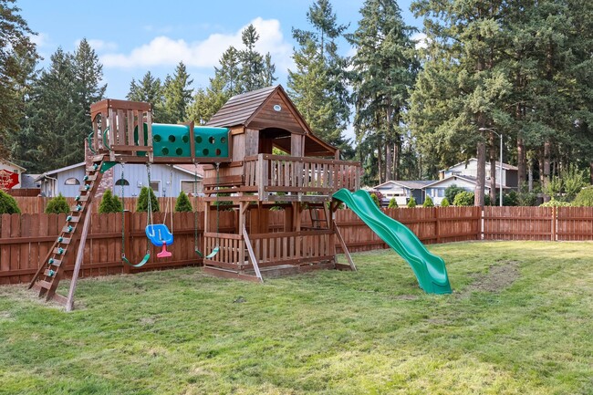 Building Photo - Home with private Long Lake community beac...