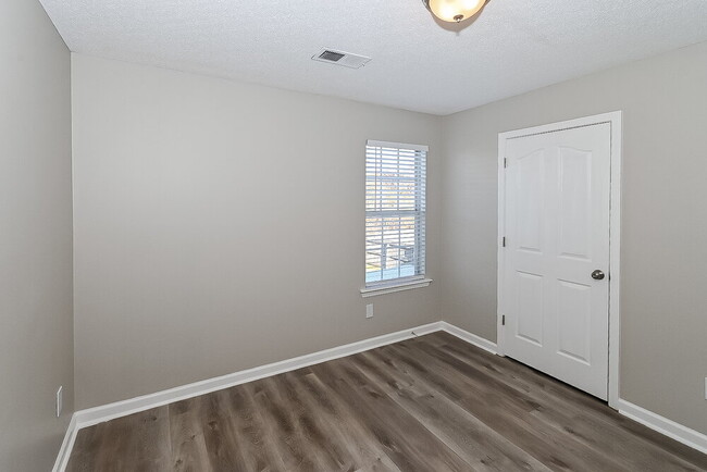 Building Photo - 9727 Pigeon Roost Park Cir