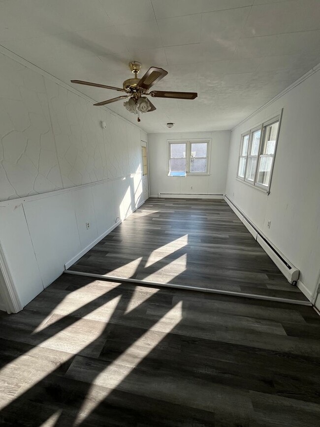 Building Photo - 3 Bedroom, 2 Bathroom Single Family Home i...