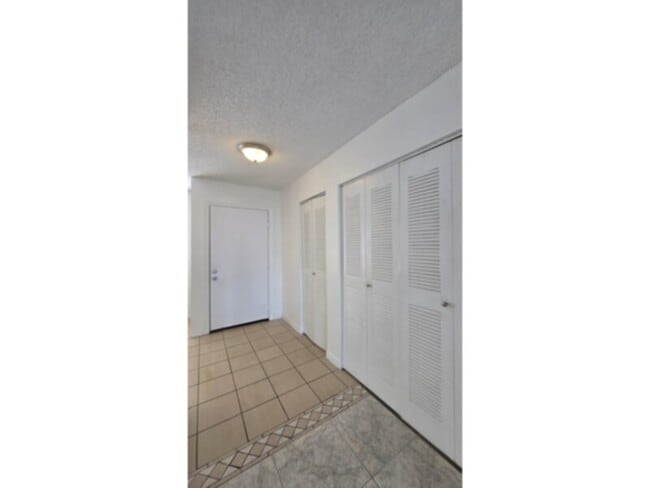 Building Photo - 1 bedroom condo