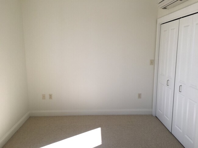 Building Photo - 875 Elm St