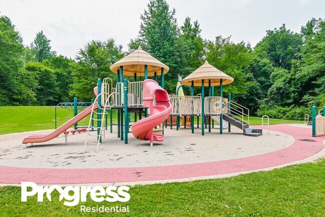 Building Photo - 4258 Ravenwood Dr N