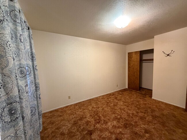 Building Photo - 3 Bed, 2 Bath Home Located In-Town and Close to Conveniences