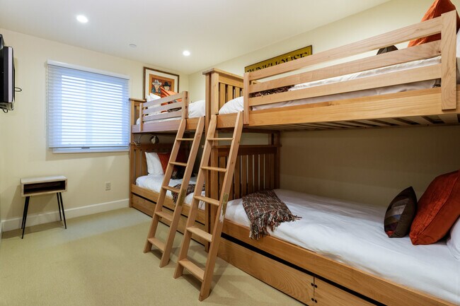 Building Photo - 611 S W End St