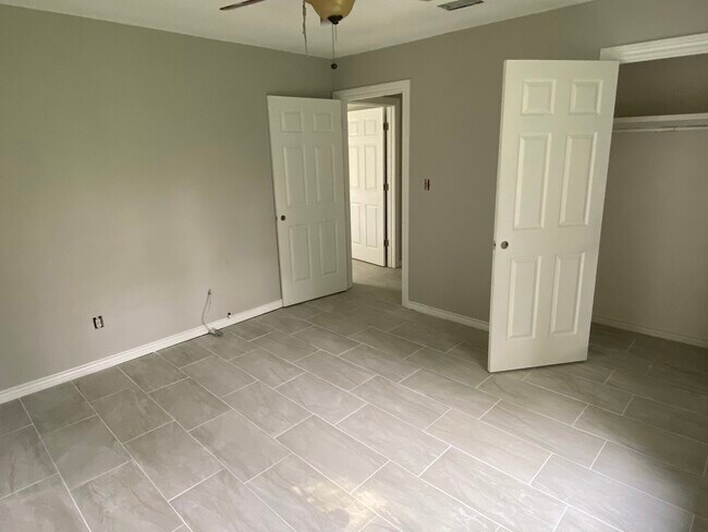 Building Photo - 7403 Pleasant Rdg Rd