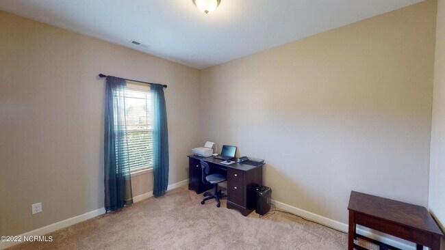 Building Photo - CHARMING ROSEWOOD HOME! 3 BR 2 BA w/ FENCED-IN BACKYARD