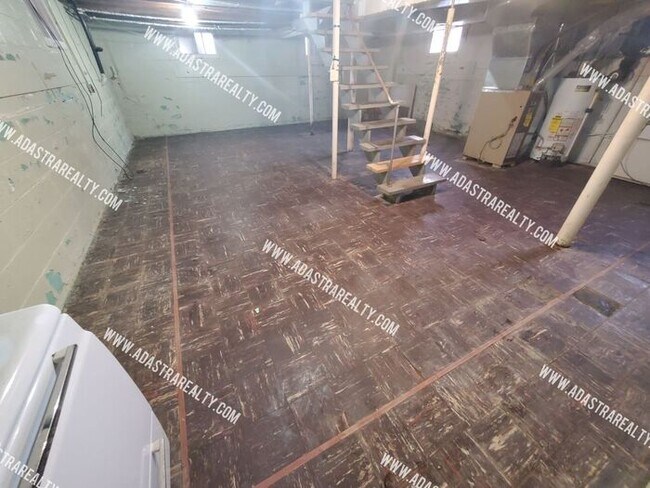 Building Photo - Spacious Raytown Home-Available NOW!!