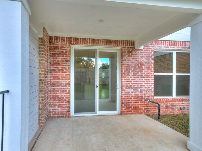 Building Photo - Luxury, Zero Maintenance Living Edmond Townhome