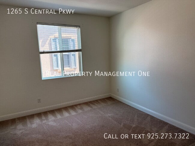 Building Photo - 1265 S Central Pkwy