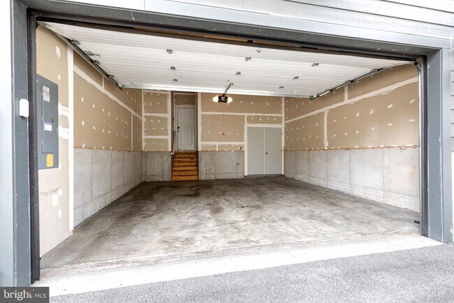 Building Photo - 909 Grundy St