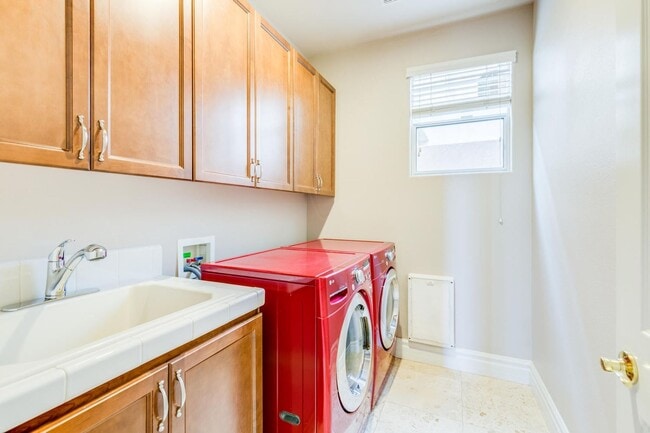 Building Photo - Live The Red Rock Country Club Lifestyle!!