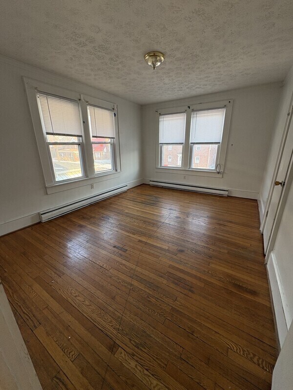 Building Photo - 916 College Ave