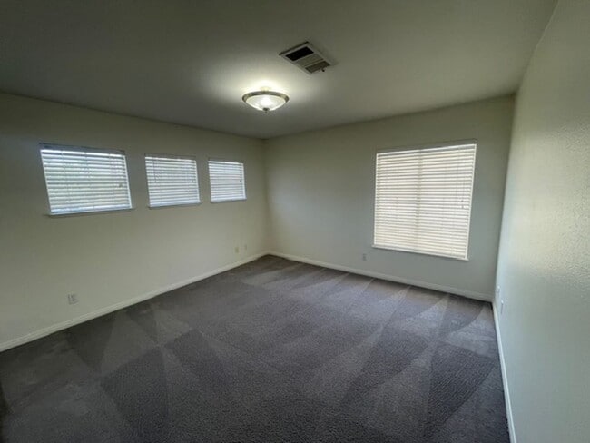 Building Photo - FANTASTIC SPACIOUS HOME LOCATED IN GATED C...