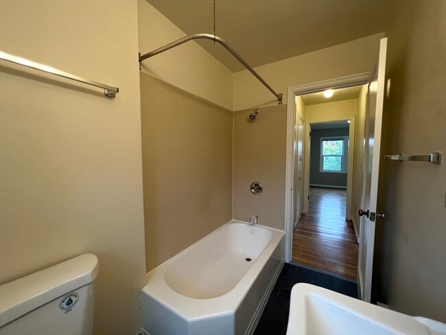 Building Photo - Pristine Top Floor 1 Bed, 1 Bath Gem!