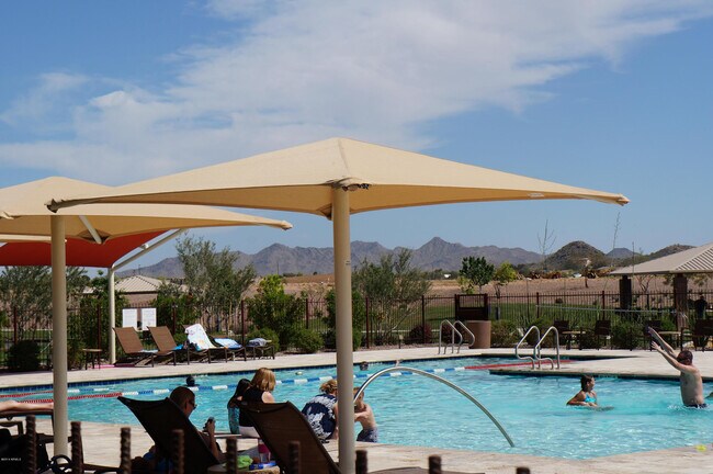 Building Photo - 2656 E Gillcrest Rd