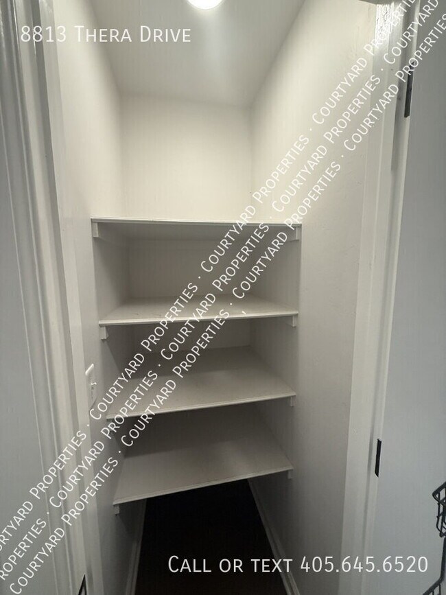 Building Photo - 8813 Thera Dr