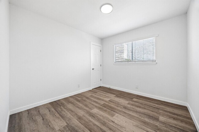 Building Photo - 1411 Fairfield Dr