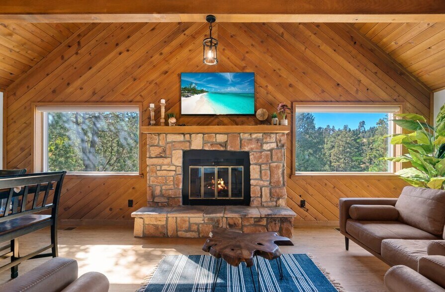 Building Photo - 570 2nd St