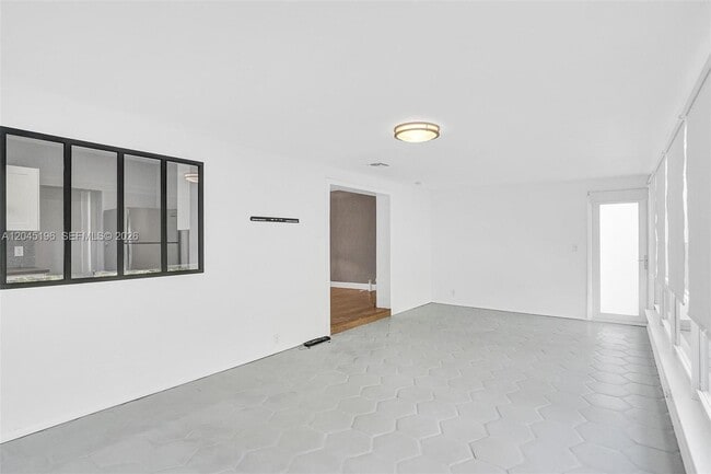 Building Photo - 9040 Carlyle Ave