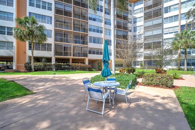 Building Photo - 1400 St Charles Pl