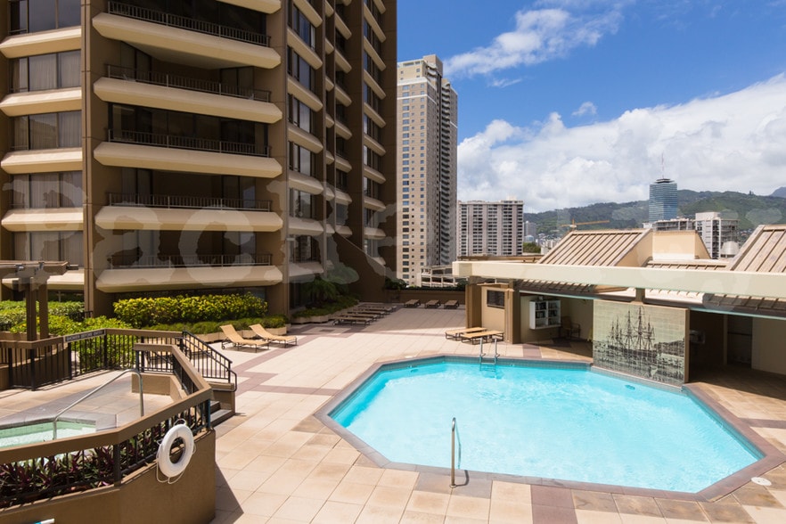 Large Jacuzzi hot tub - 1778 Ala Moana Blvd