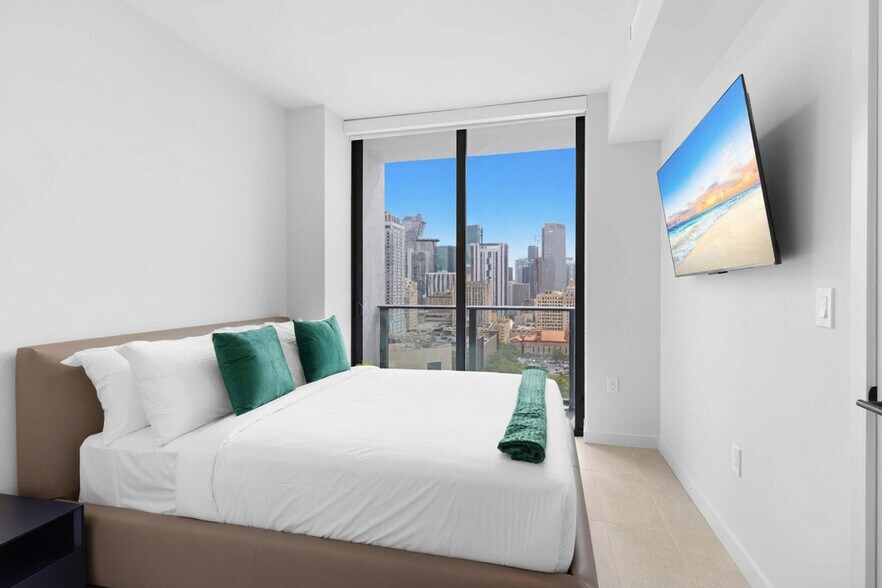 Building Photo - 501 NE 1st Ave