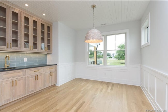 Building Photo - 124 Fox St