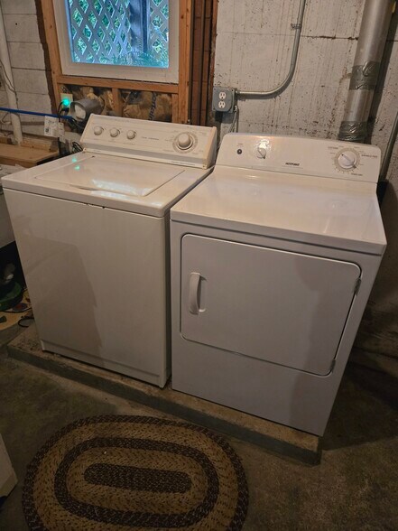 Building Photo - 616 Laurel Dr