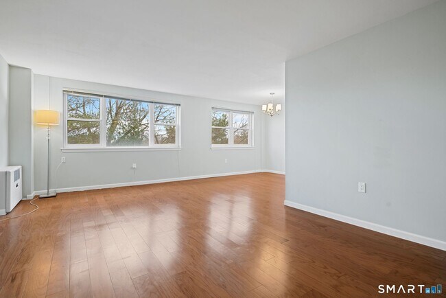 Building Photo - 891 Farmington Ave