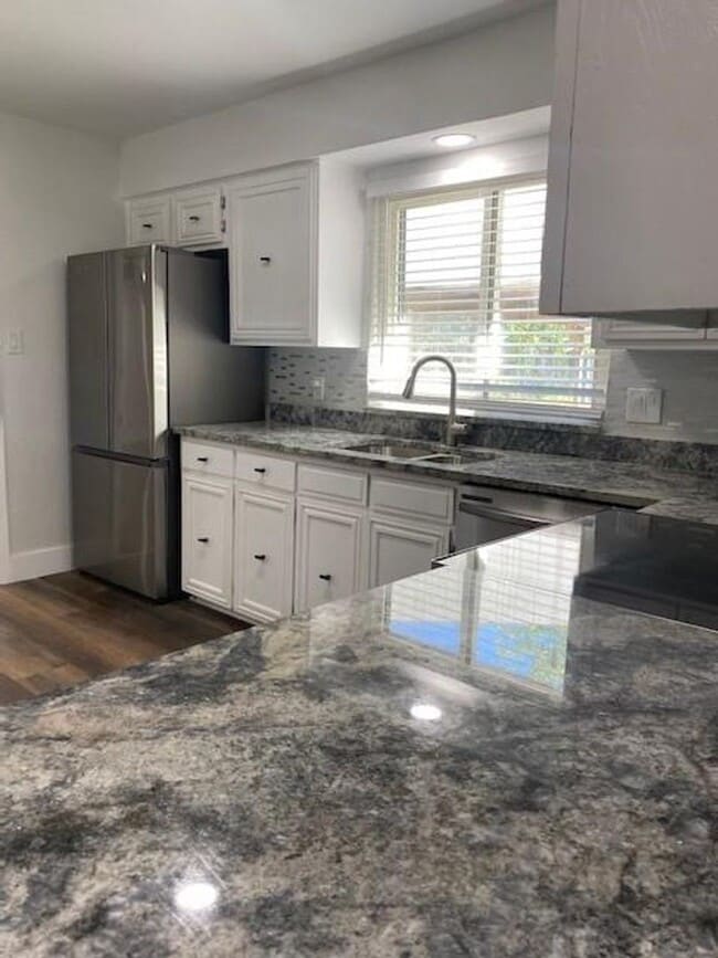 Building Photo - Remodel, large lot