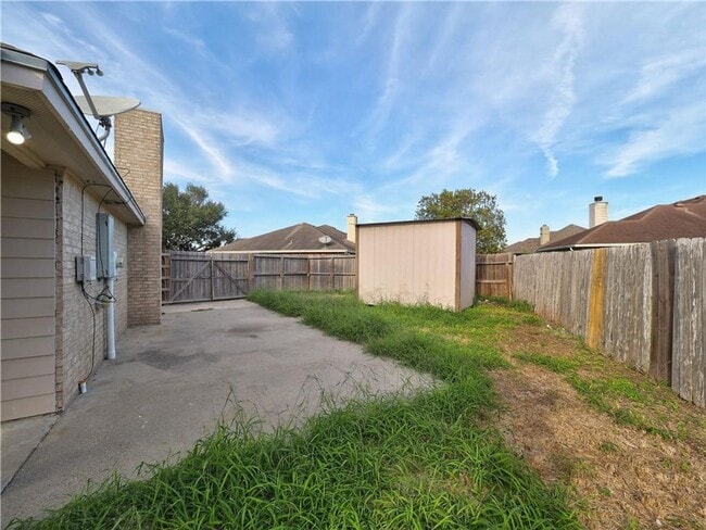 Building Photo - 3 bedroom 3 bath house